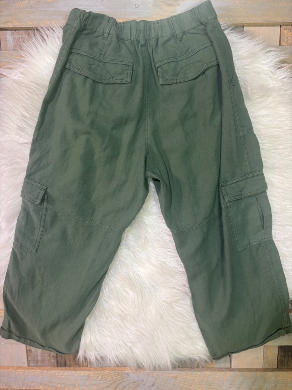 EUC {Pilcro · Anthro} High Rise Green Linen Utility Crop Cargo Pants | Medium - Picture 4 of 14